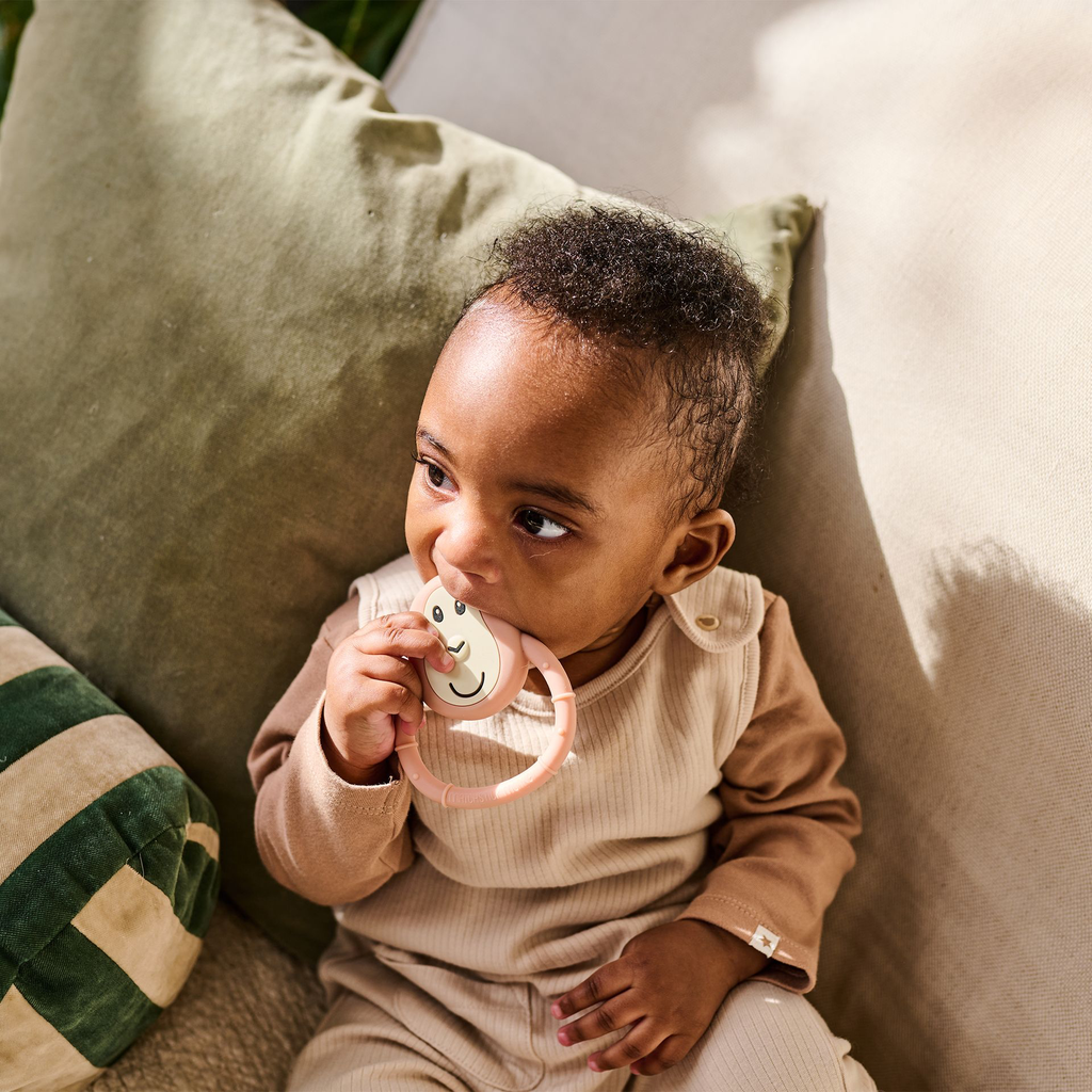 05_MM_Dusty Pink Vibrating Teether_LS_02.webp